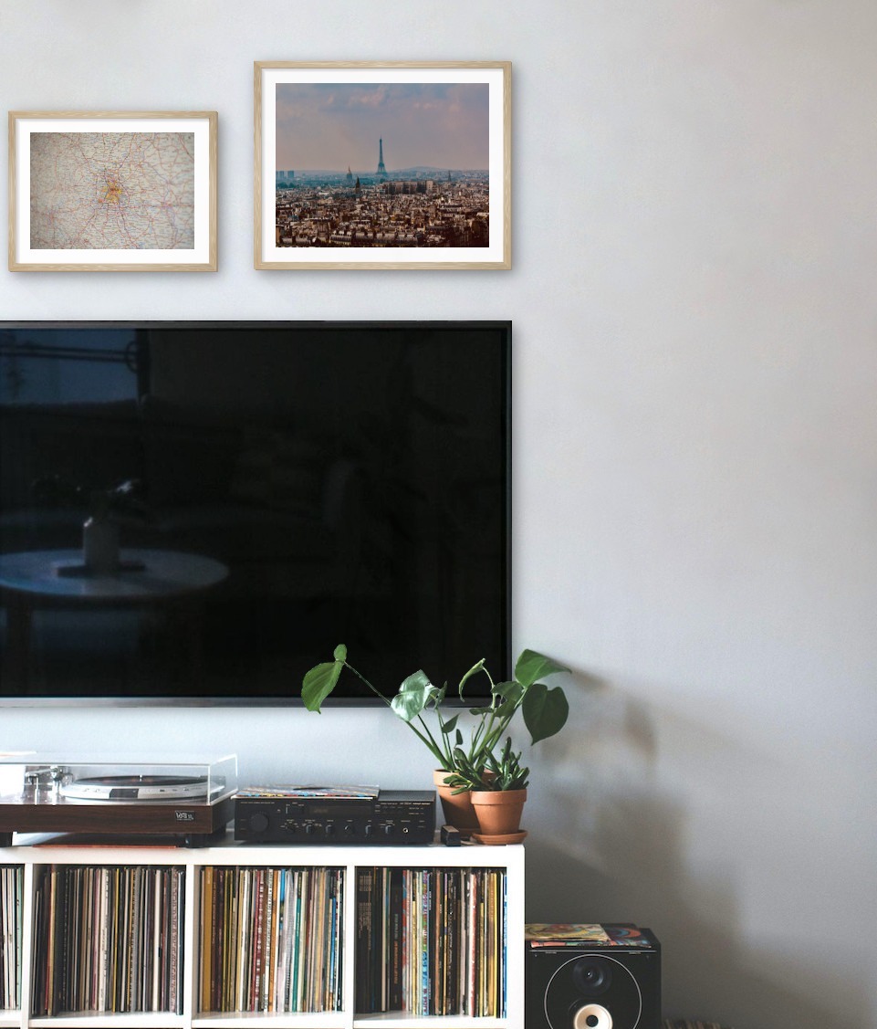 Two picture frames in wood in the sizes 40x50 and 30x40 above a TV
