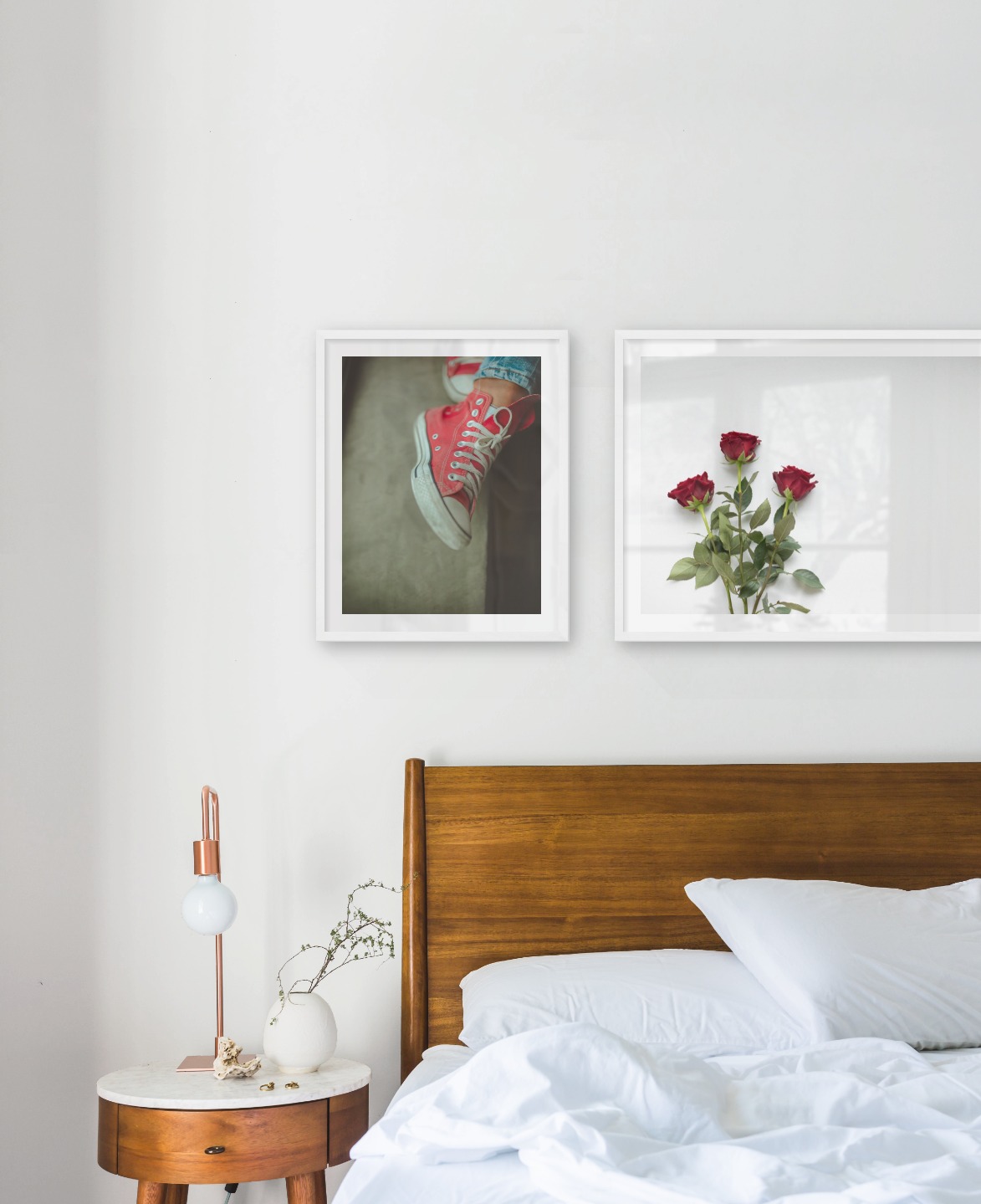 Gallery wall with picture frames in white in sizes 40x50 and 50x70 with prints "Red shoes" and "Red roses"