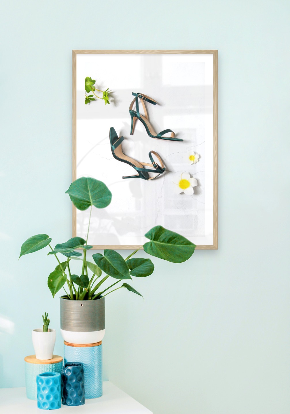Gallery wall with picture frame in wood in size 50x70 with print "Heels"