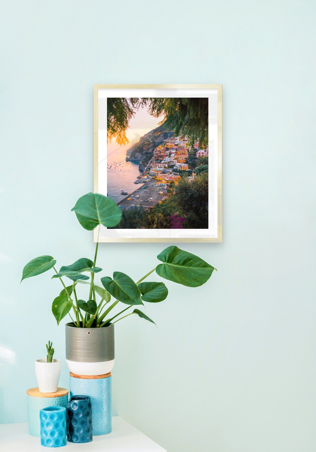 Gallery wall with picture frame in gold in size 40x50 with print "City by the sea"