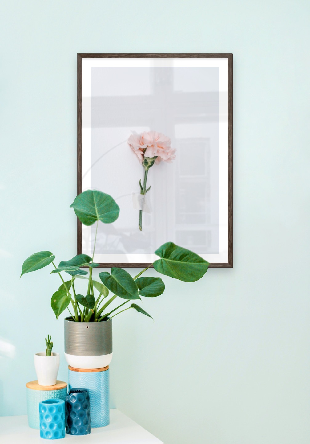 Gallery wall with picture frame in dark wood in size 50x70 with print "Pink flower"