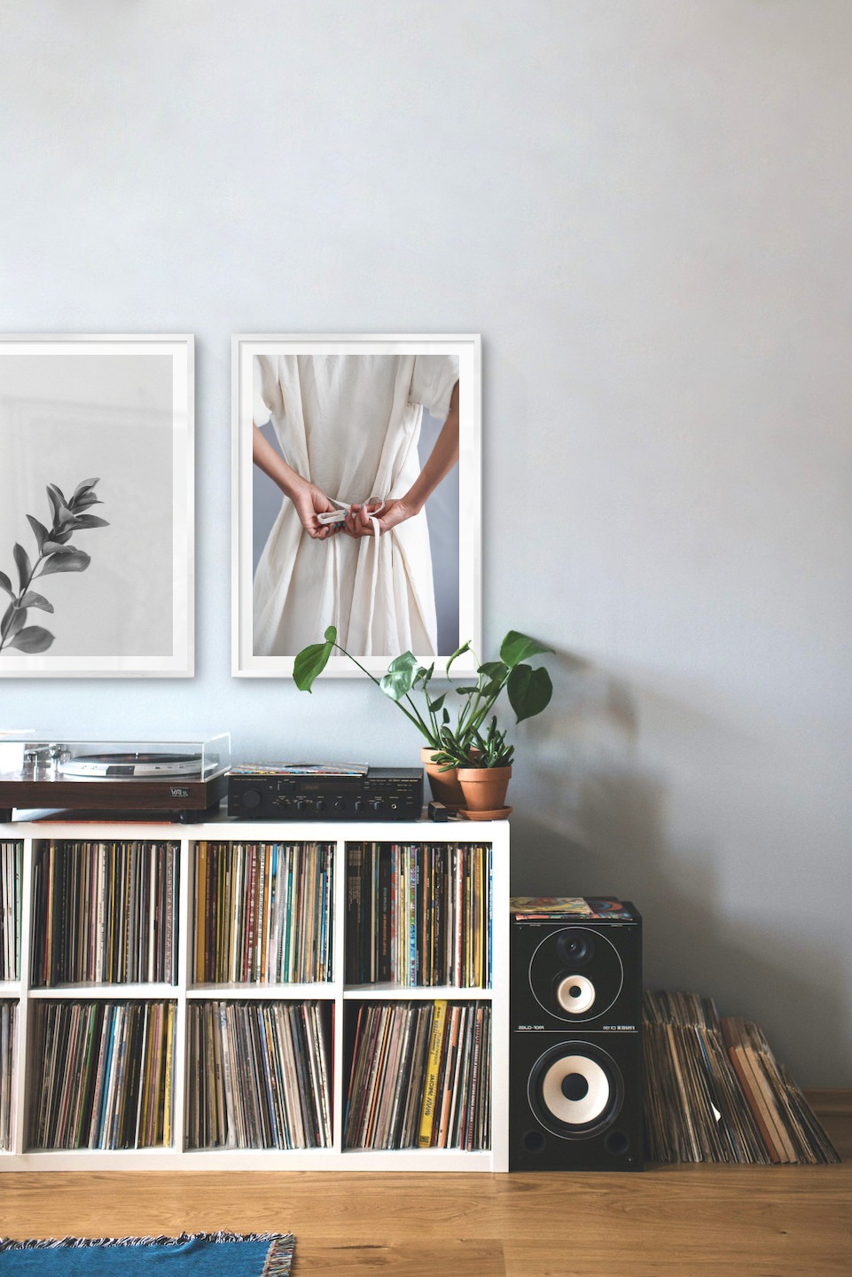Gallery wall with picture frames in silver in sizes 50x70 with prints "Twig" and "Dress with waistband"