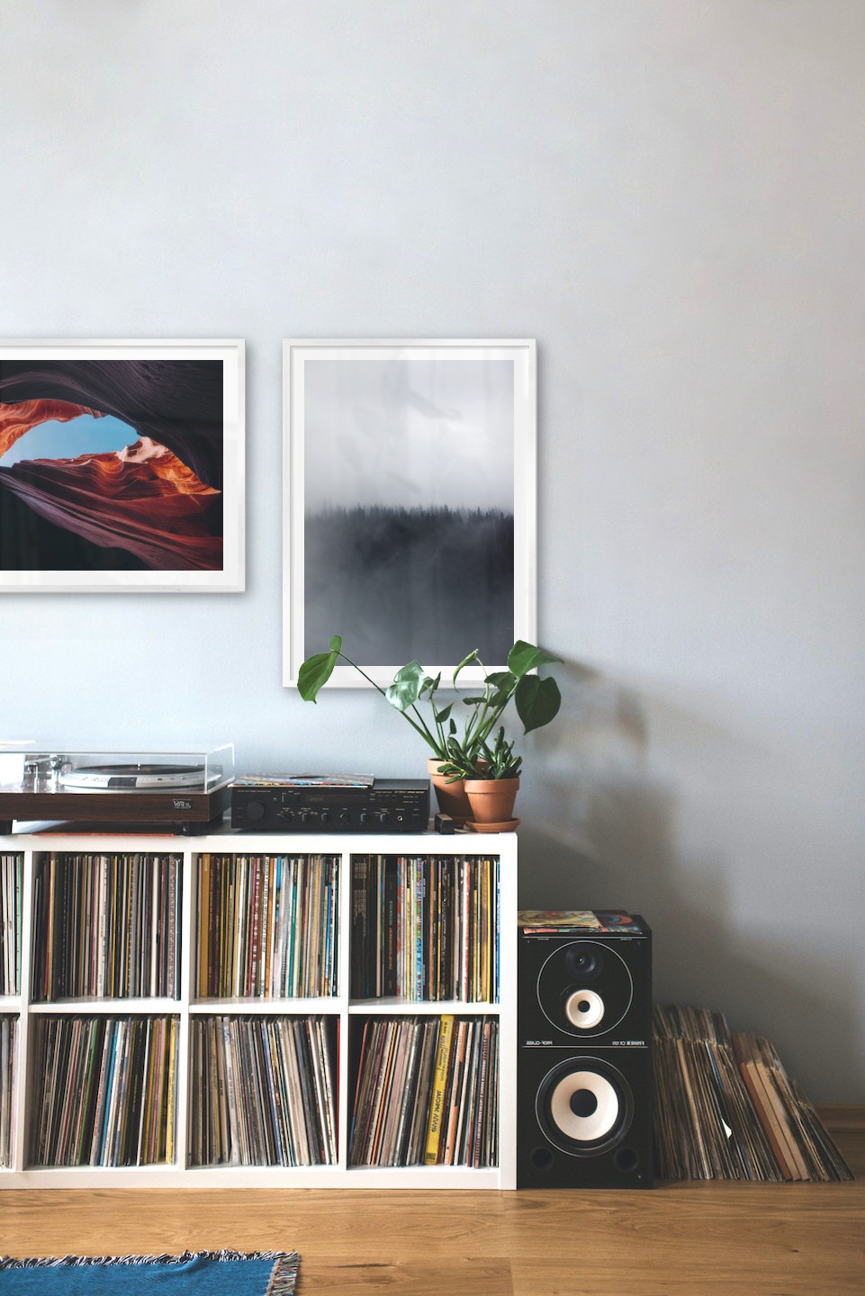 Gallery wall with picture frames in silver in sizes 50x70 with prints "Red rock formations" and "Fog over treetops"