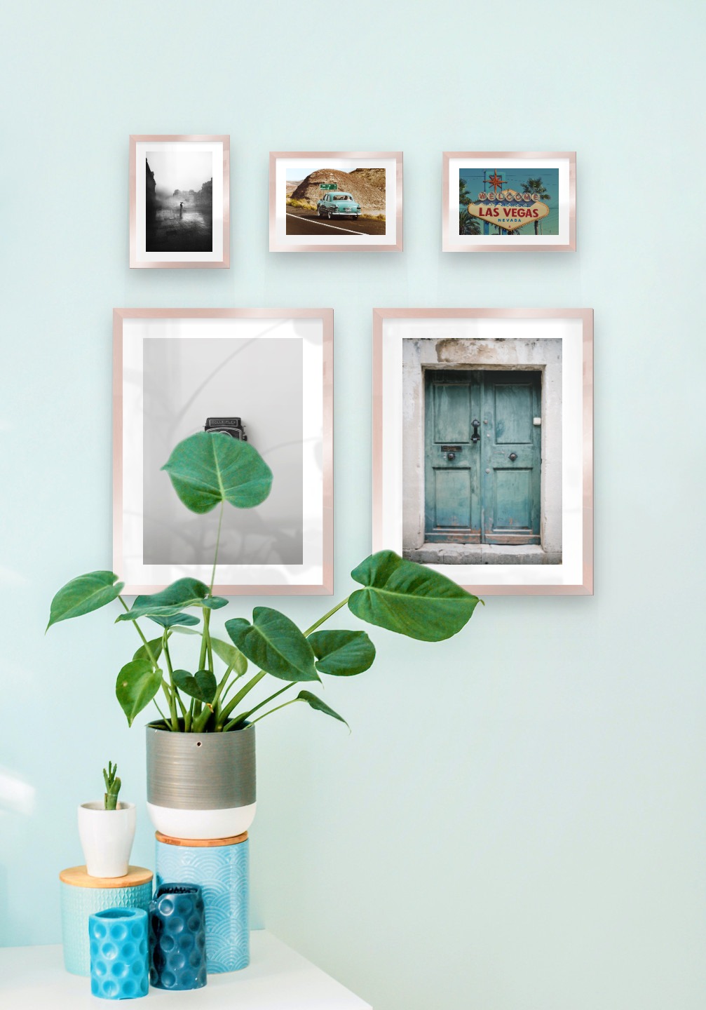 Gallery wall with picture frames in copper in sizes 30x40 and 13x18 with prints "Camera", "Door", "Rainy city", "Car on the road" and "Las Vegas sign"