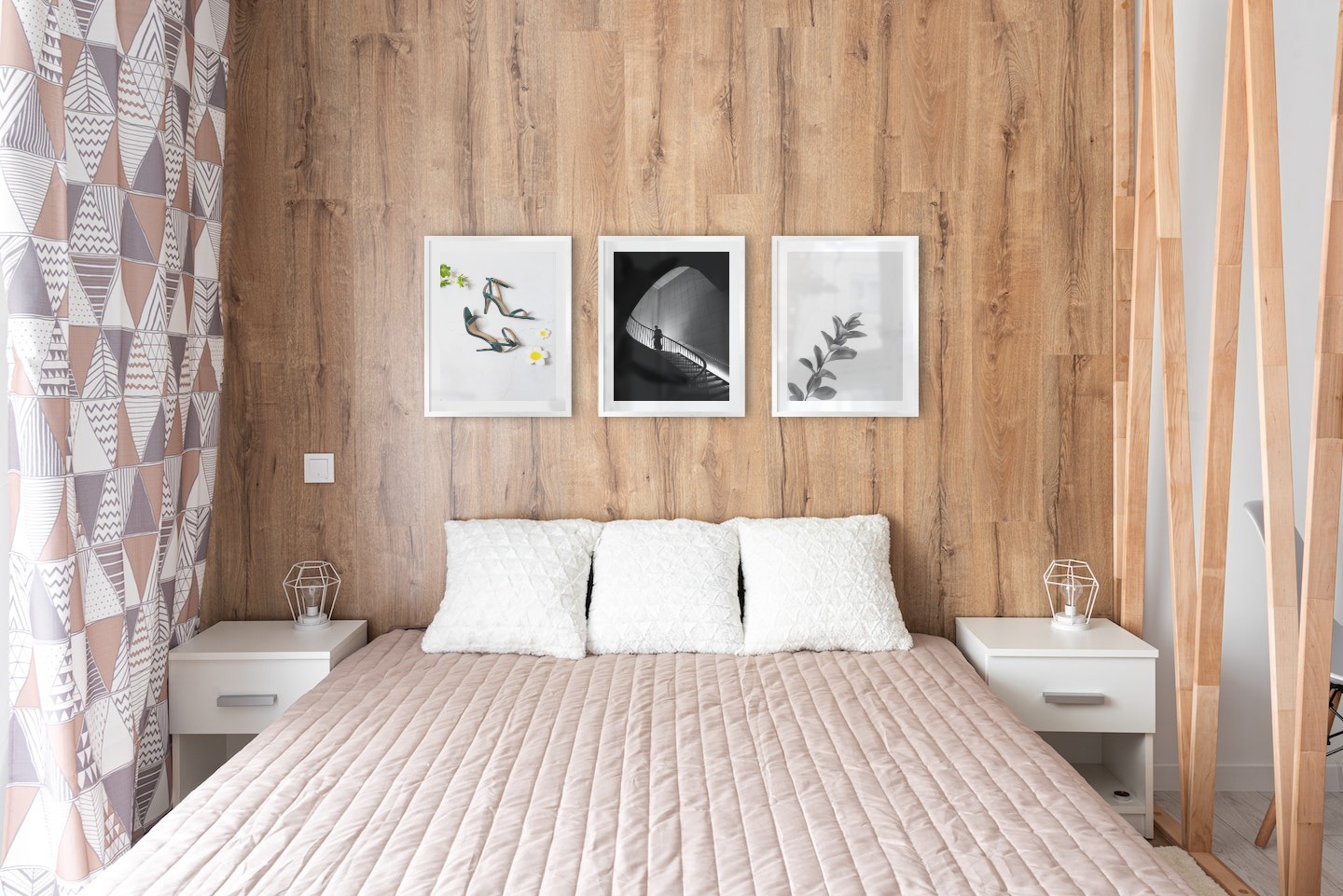 Gallery wall with picture frames in silver in sizes 40x50 with prints "Heels", "Staircase" and "Twig"