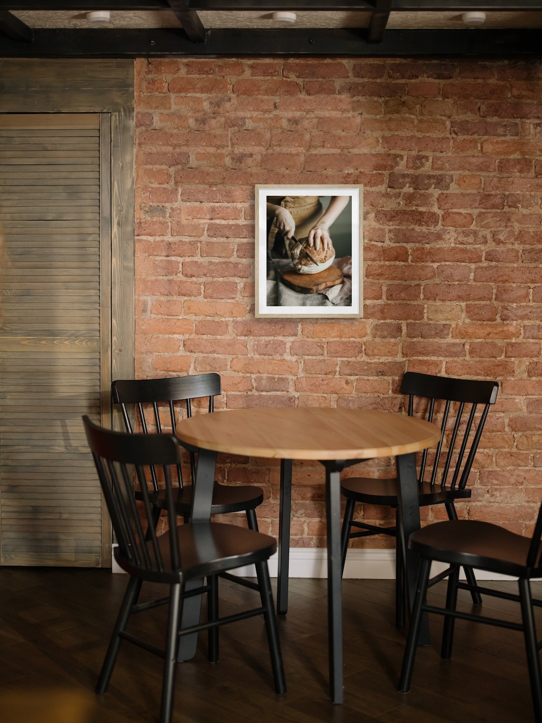 Gallery wall with picture frame in wood in size 40x50 with print "Bread"