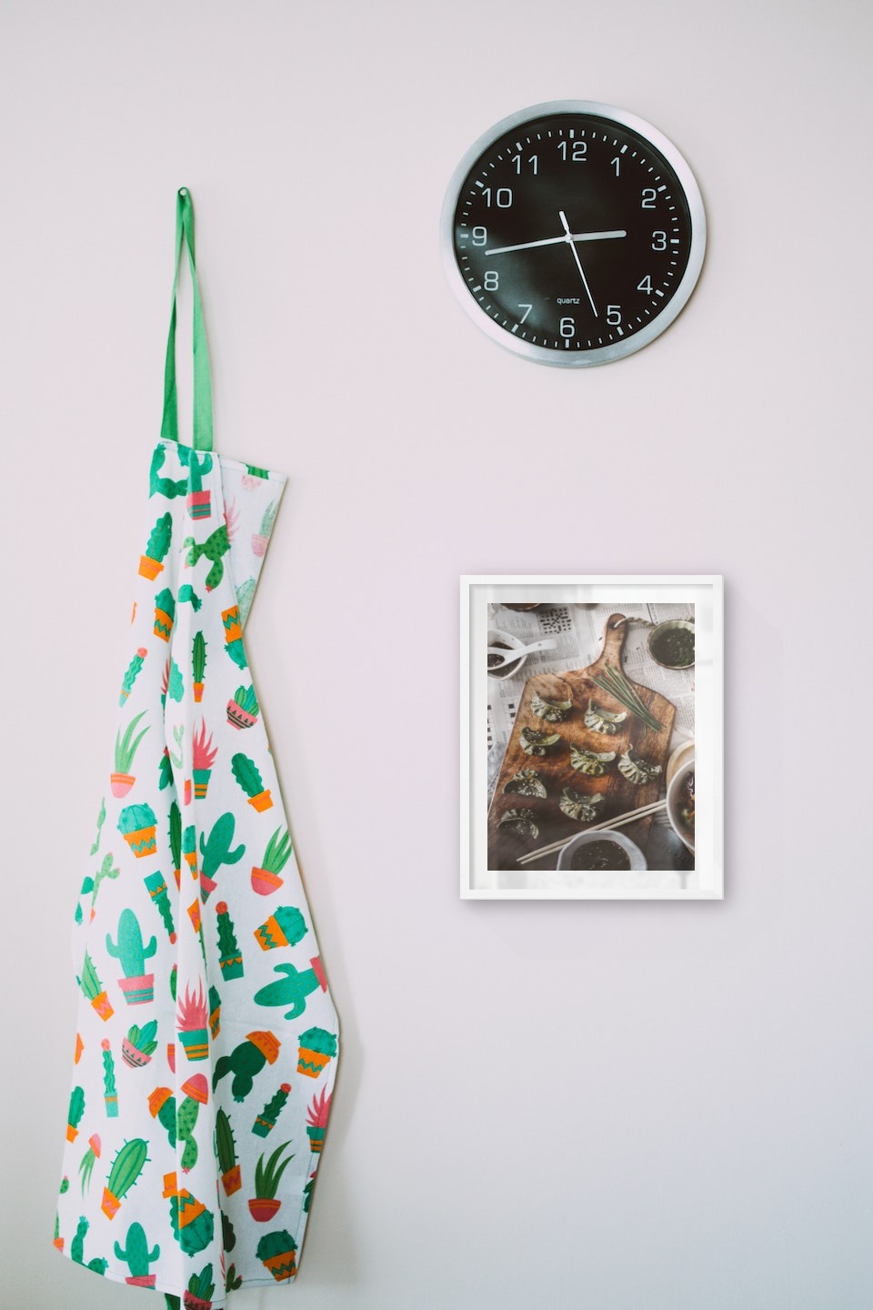 Gallery wall with picture frame in white in size 40x50 with print "Dumplings"