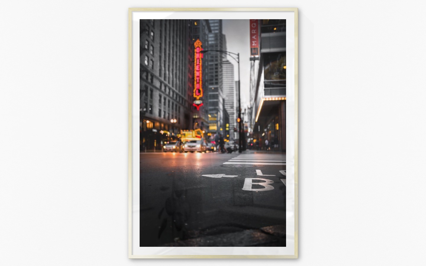 Gallery wall with picture frame in gold in size 100x150 with print "Busy city center"