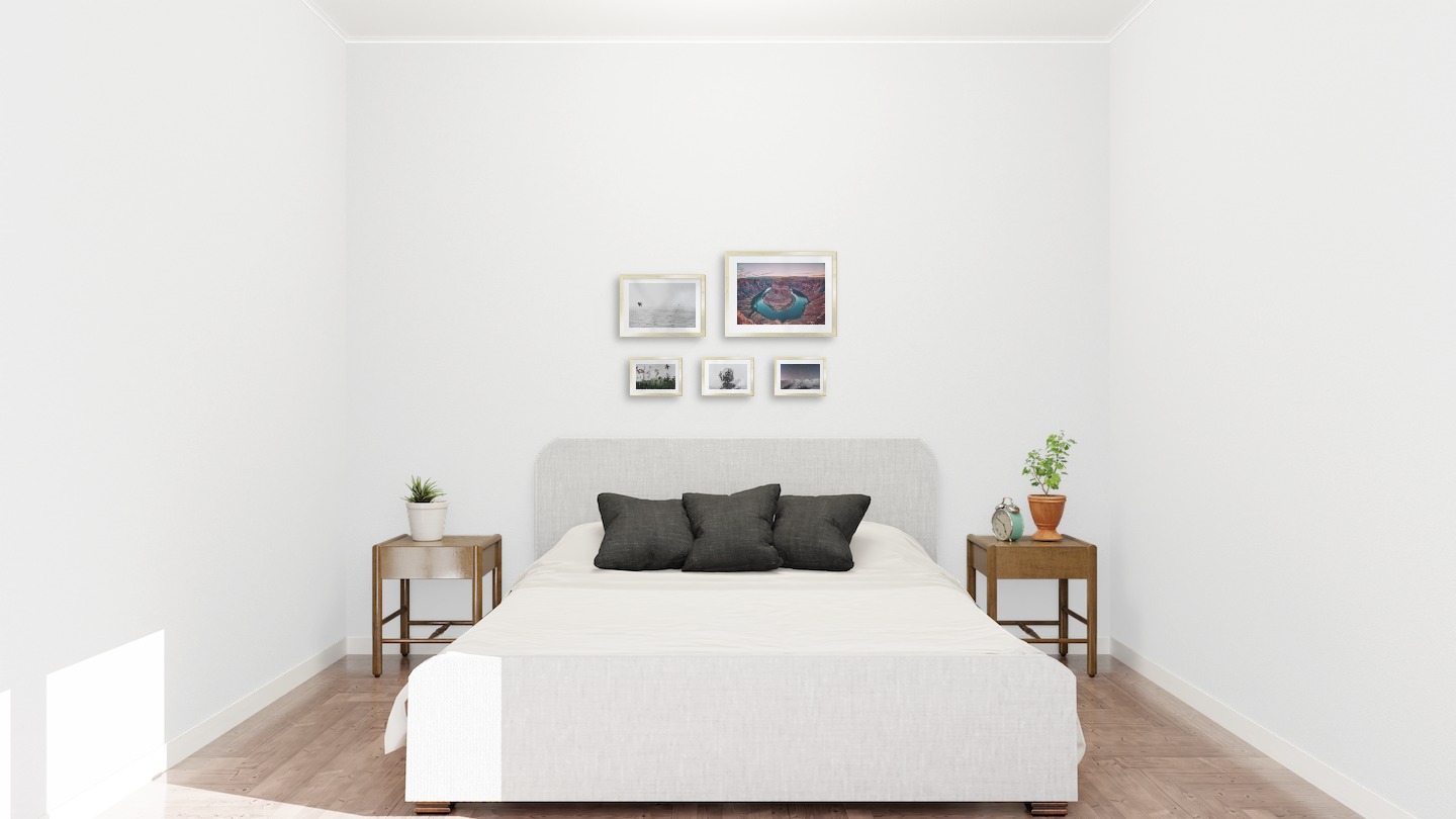 Gallery wall with picture frames in gold in sizes 21x30, 30x40 and 13x18 with prints "Birds over the sea", "Canyon", "Palm trees and mountains", "Trees and silhouette" and "Mountains with night sky"