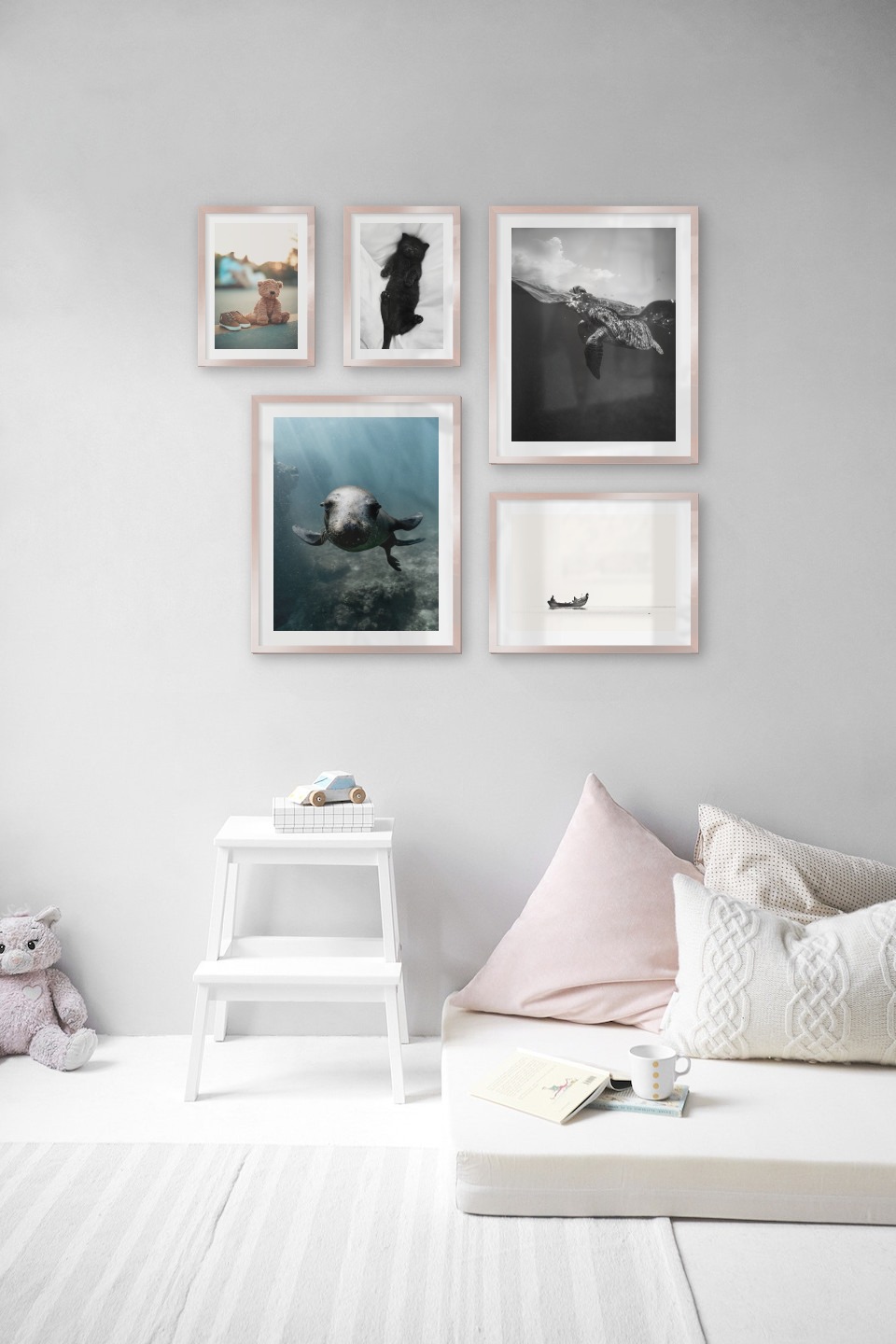 Gallery wall with picture frames in copper in sizes 21x30, 40x50 and 30x40 with prints "Cat in bed", "Teddy bear on the street", "Seal in the water", "Turtle" and "People in boat"