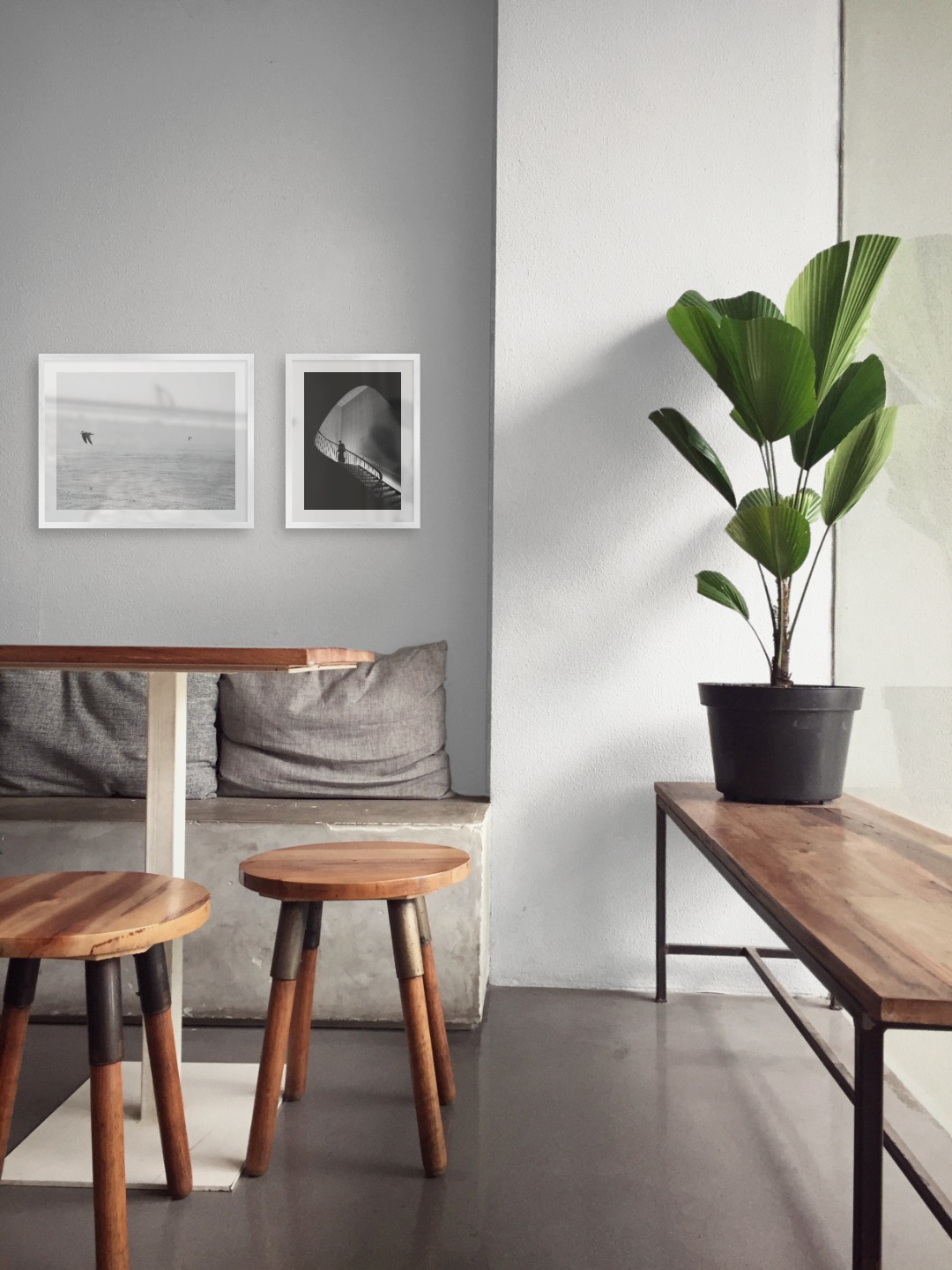 Gallery wall with picture frames in silver in sizes 40x50 and 30x40 with prints "Birds over the sea" and "Staircase"
