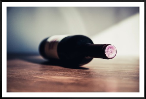 Gallery wall with picture frame in black in size 100x150 with print "Wine bottle on table"