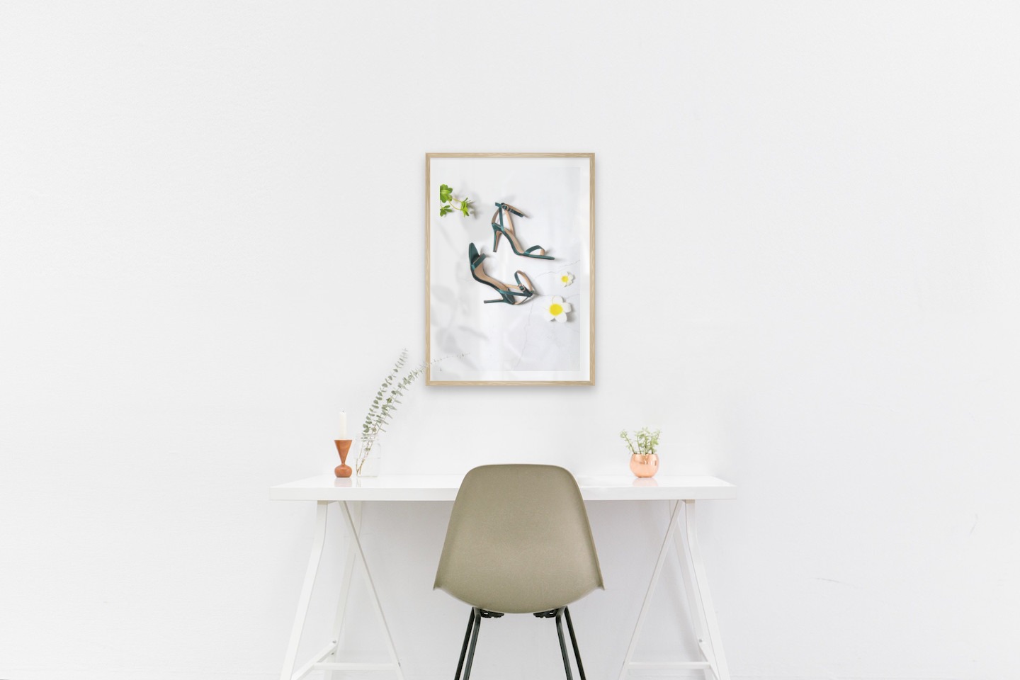 Gallery wall with picture frame in wood in size 50x70 with print "Heels"