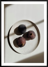 Gallery wall with picture frame in black in size 50x70 with print "Fruit on plate"