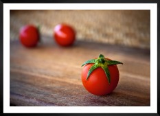 Gallery wall with picture frame in black in size 50x70 with print "Tomatoes"