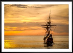 Gallery wall with picture frame in black in size 50x70 with print "Ships at sea"