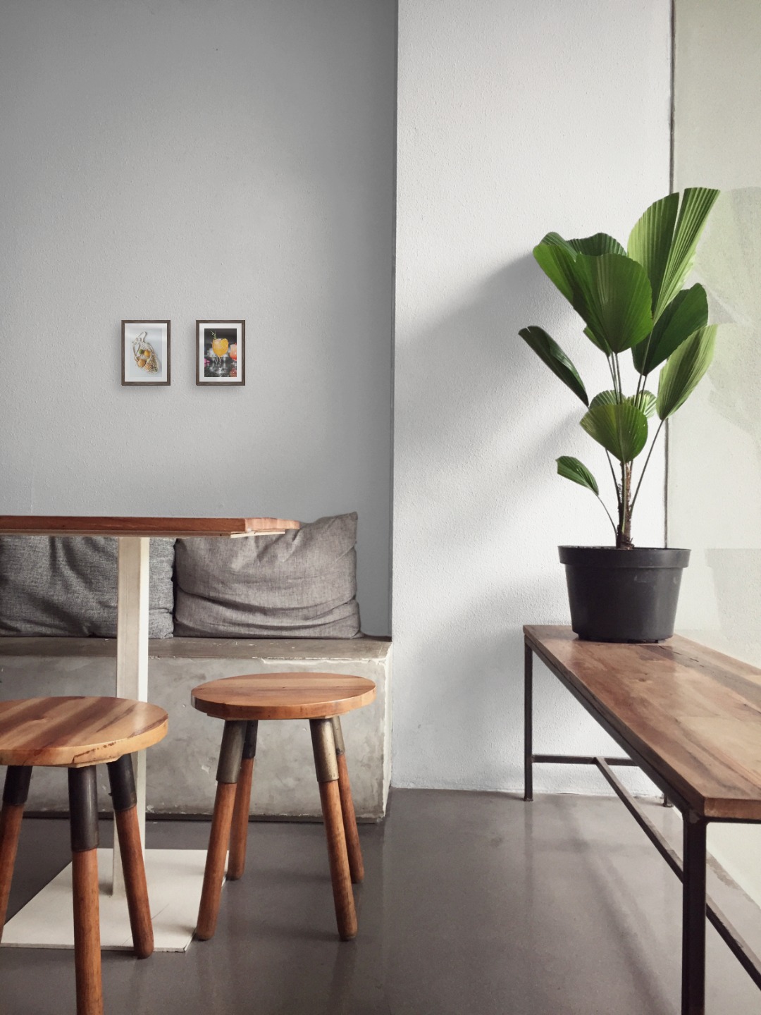 Gallery wall with picture frames in dark wood in sizes 13x18 with prints "Fruit in a bag" and "High orange drink"