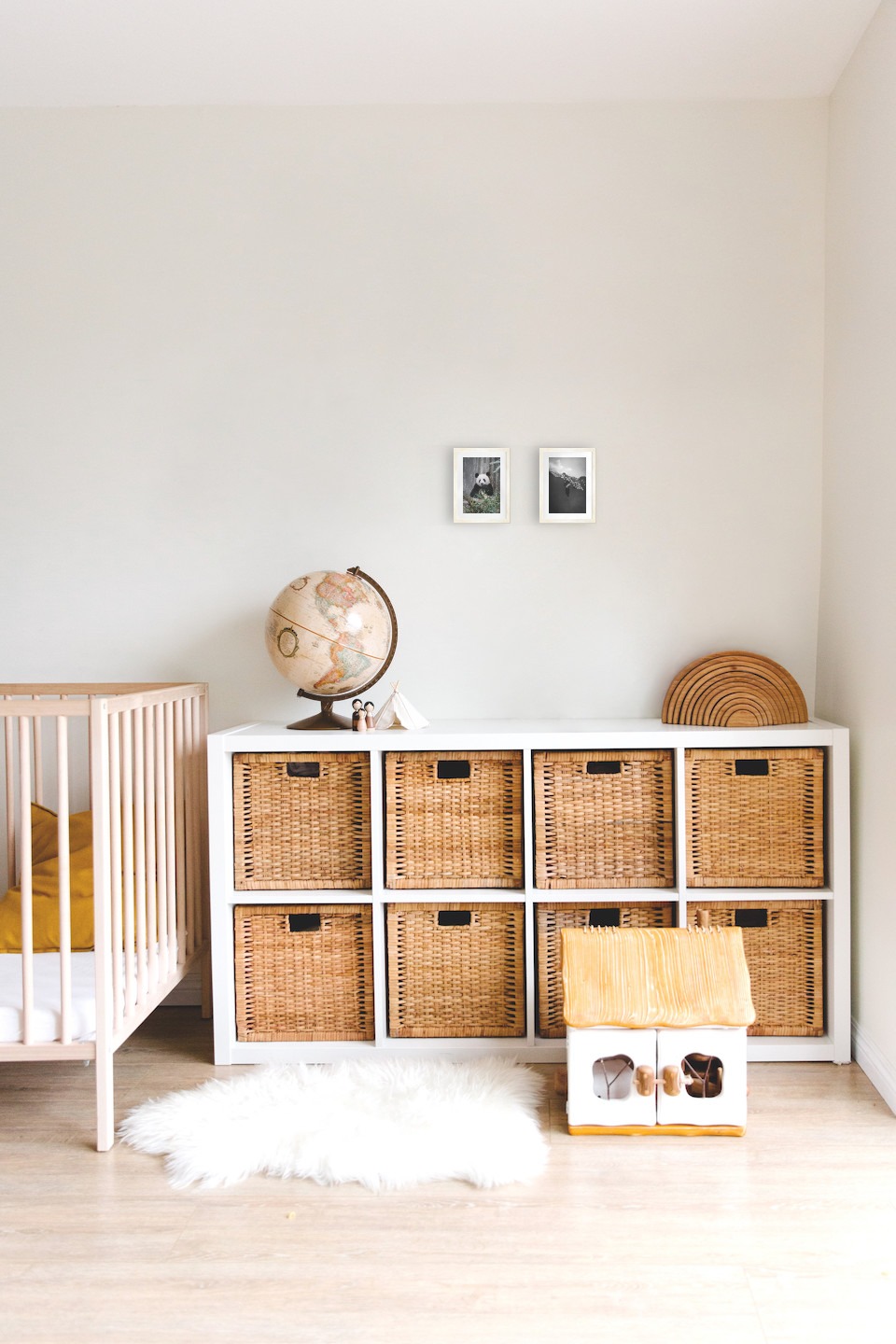 Gallery wall with picture frames in light wood in sizes 13x18 with prints "Panda" and "Turtle"