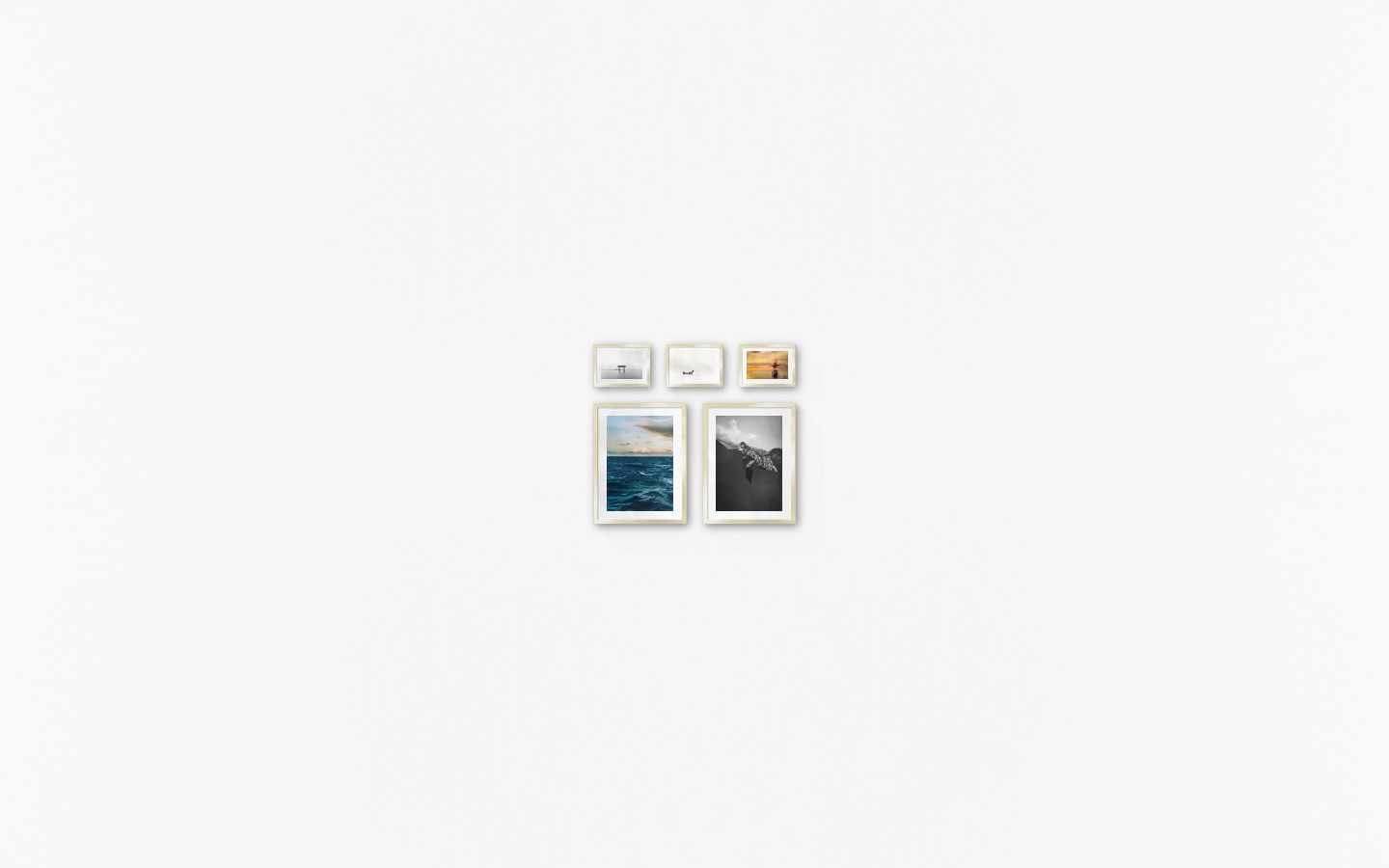 Gallery wall with picture frames in gold in sizes 30x40 and 13x18 with prints "Somewhat out at sea", "Turtle", "Pillars in the water", "People in boat" and "Ships at sea"