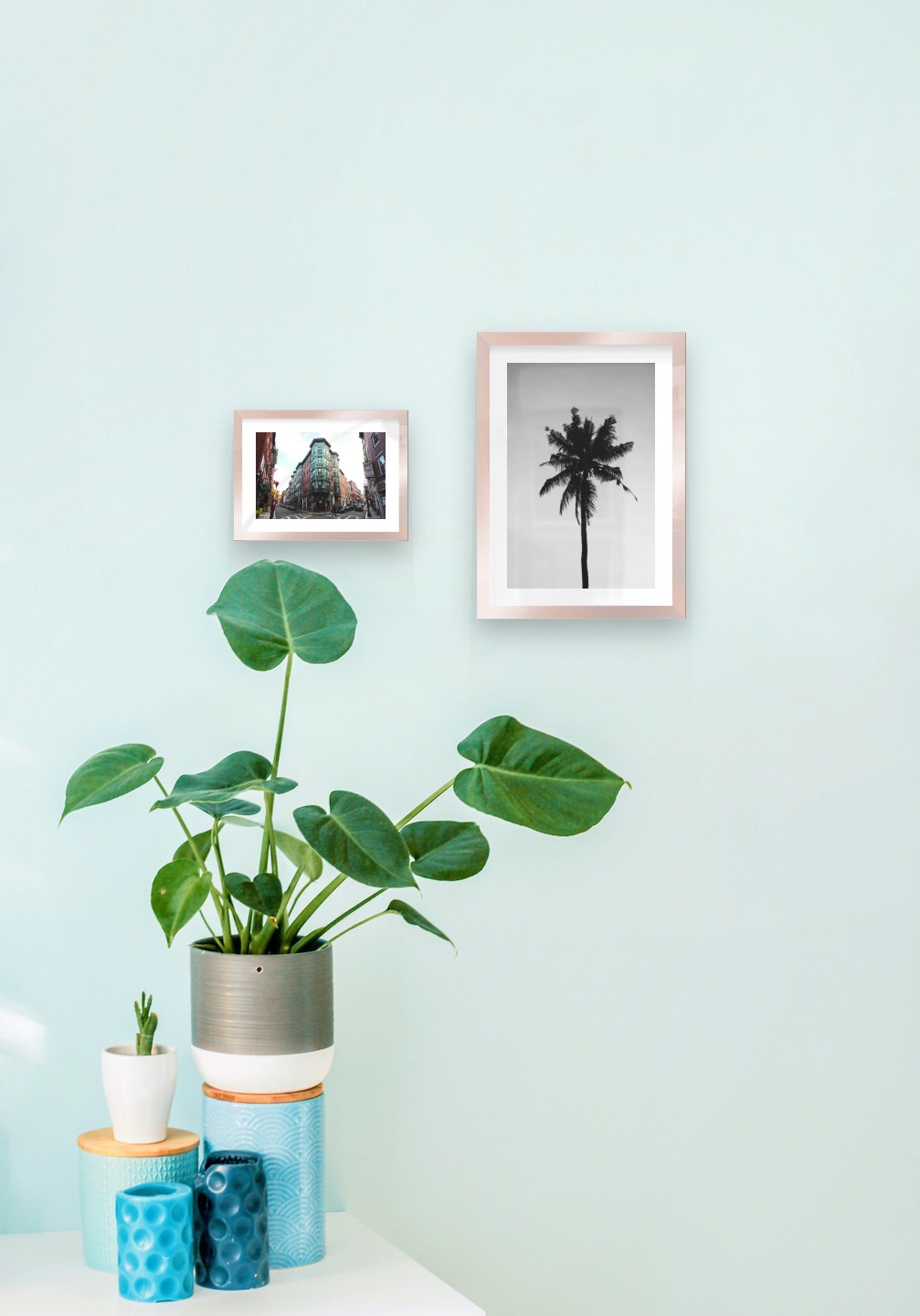 Gallery wall with picture frames in copper in sizes 13x18 and 21x30 with prints "Street corner" and "Palm"