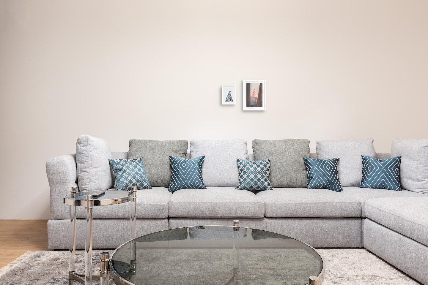 Gallery wall with picture frames in white in sizes 13x18 and 21x30 with prints "Gray building" and "Golden Gate Bridge"