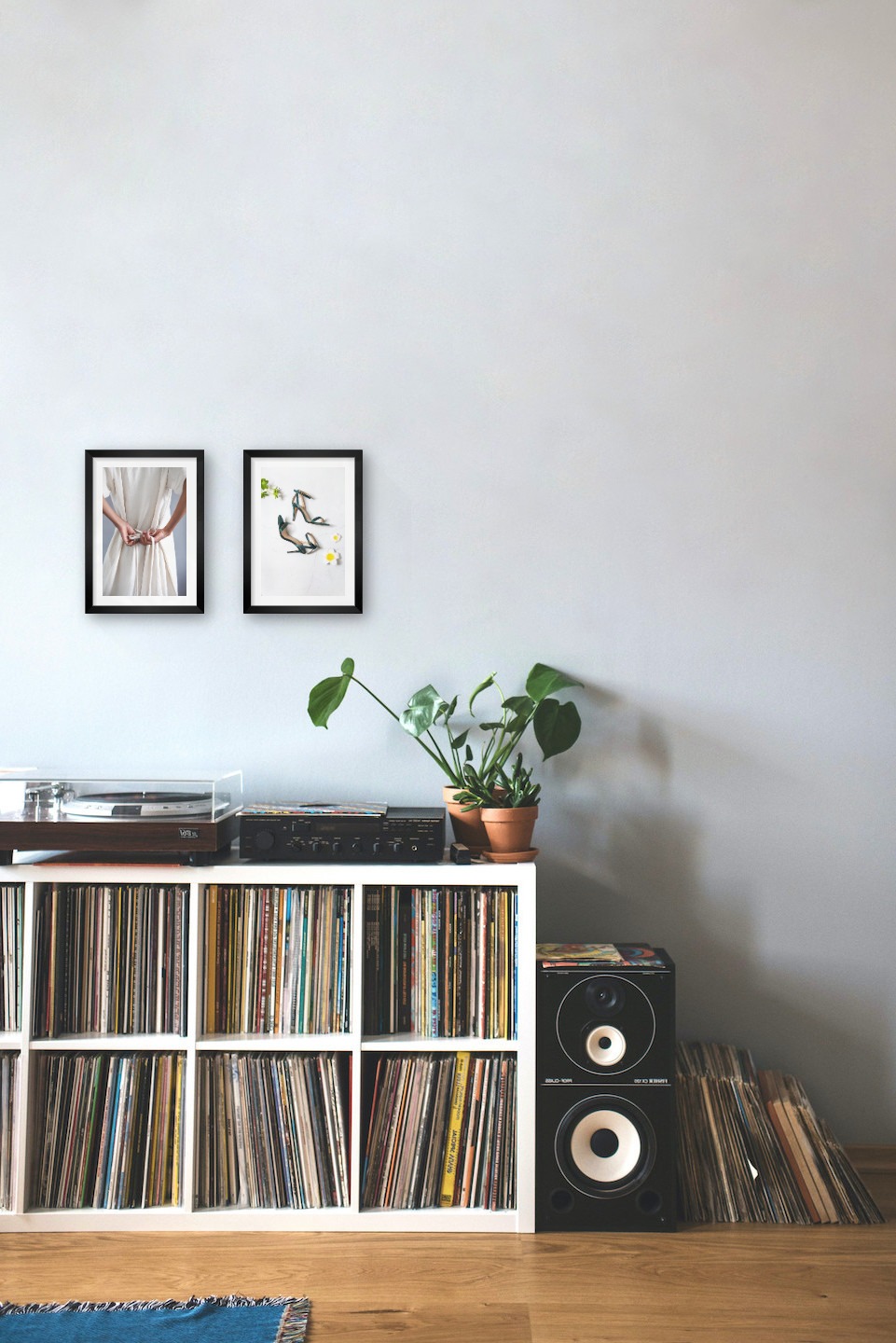 Gallery wall with picture frames in black in sizes 21x30 with prints "Dress with waistband" and "Heels"