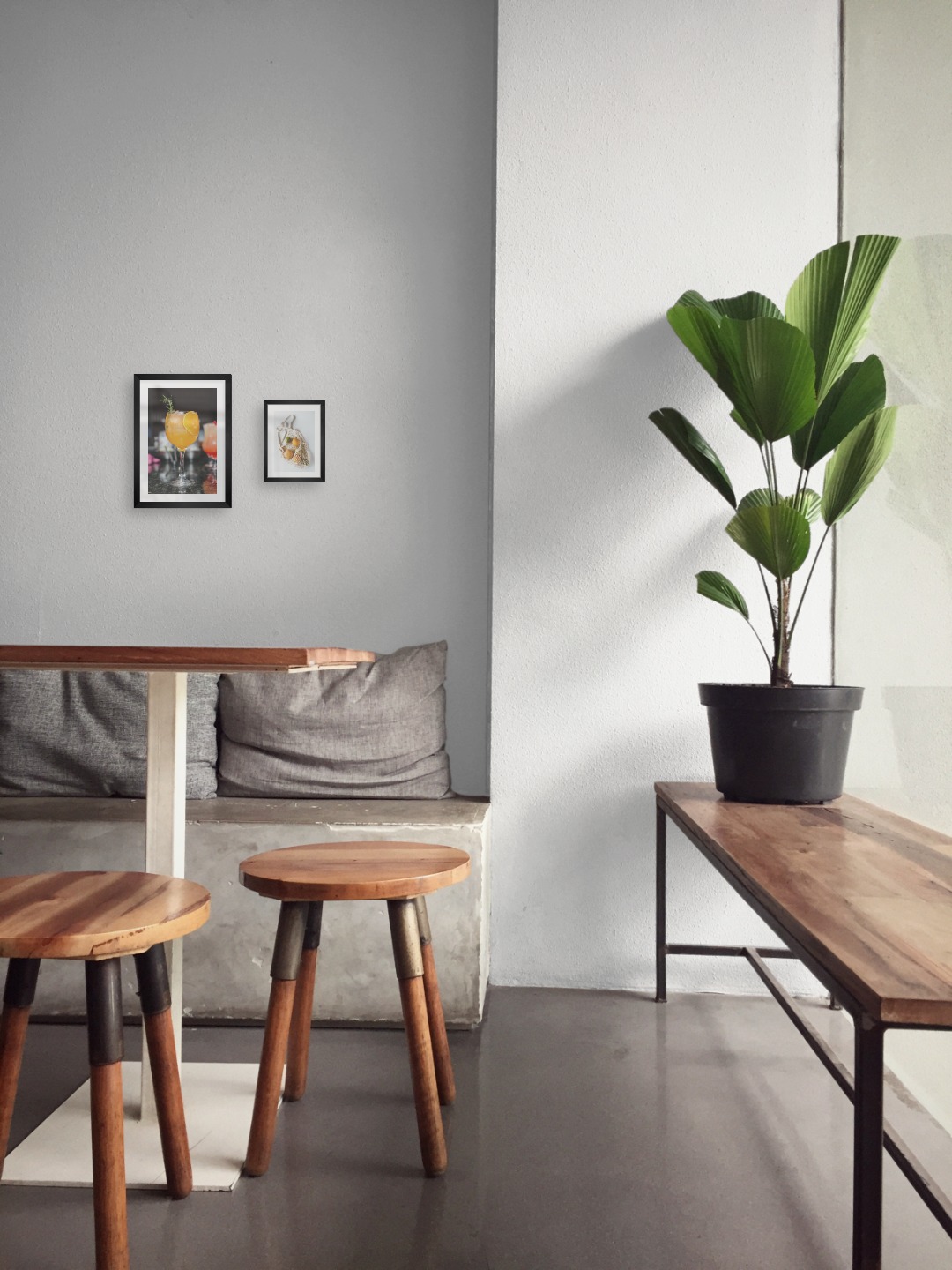 Gallery wall with picture frames in black in sizes 21x30 and 13x18 with prints "High orange drink" and "Fruit in a bag"