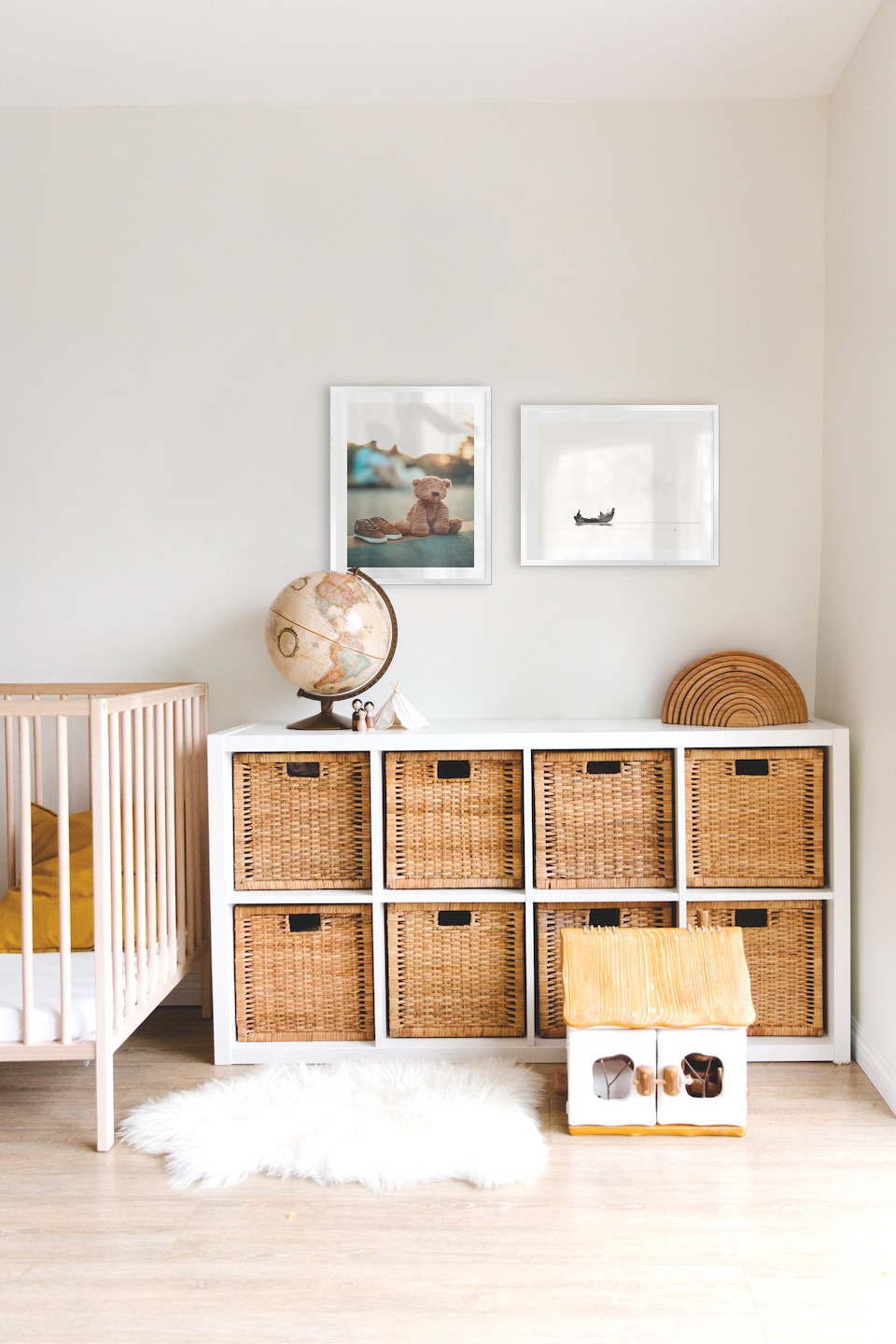 Gallery wall with picture frames in silver in sizes 40x50 with prints "Teddy bear on the street" and "People in boat"