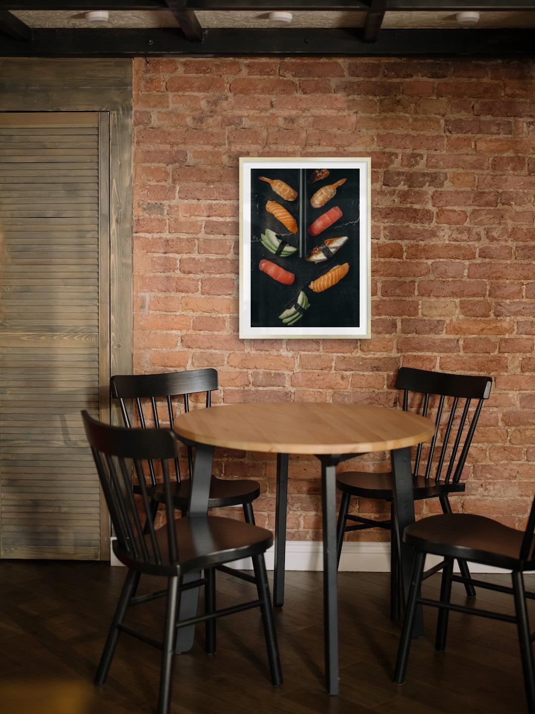 Gallery wall with picture frame in gold in size 50x70 with print "Sushi"
