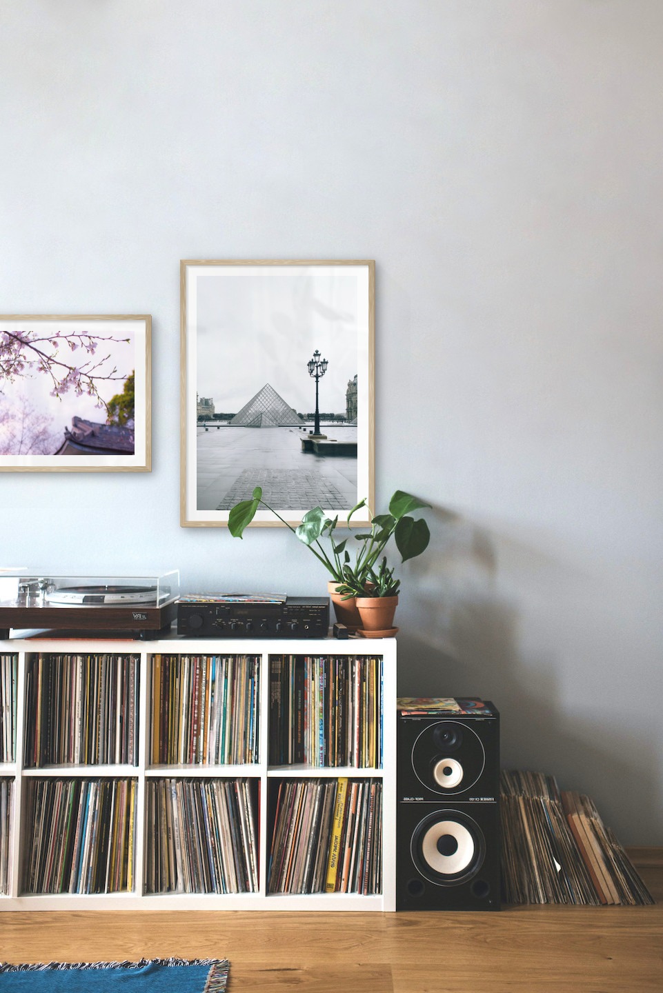 Gallery wall with picture frames in wood in sizes 40x50 and 50x70 with prints "Flowers in Tokyo" and "Louvre in Paris"