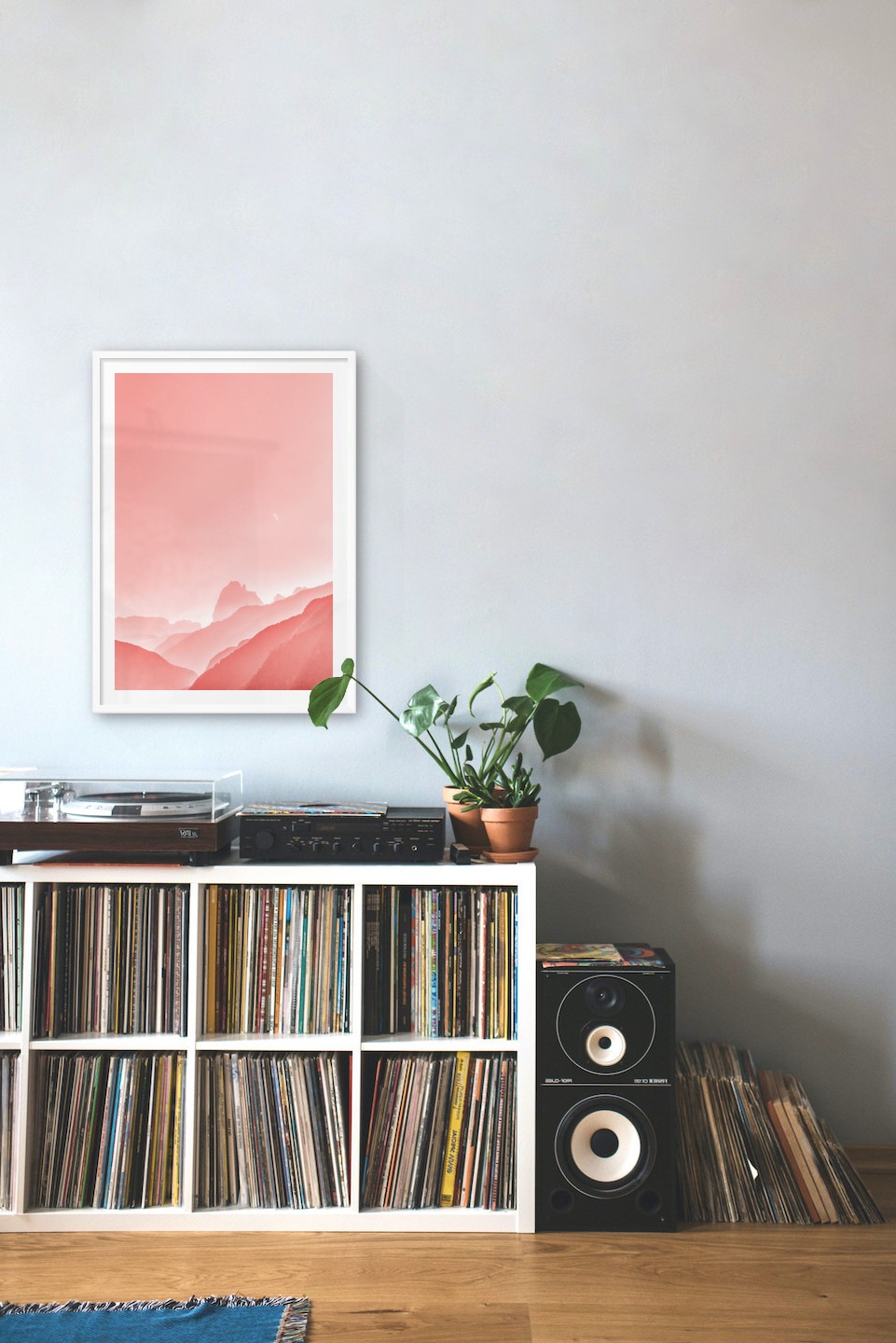 Gallery wall with picture frame in white in size 50x70 with print "Pink sky"