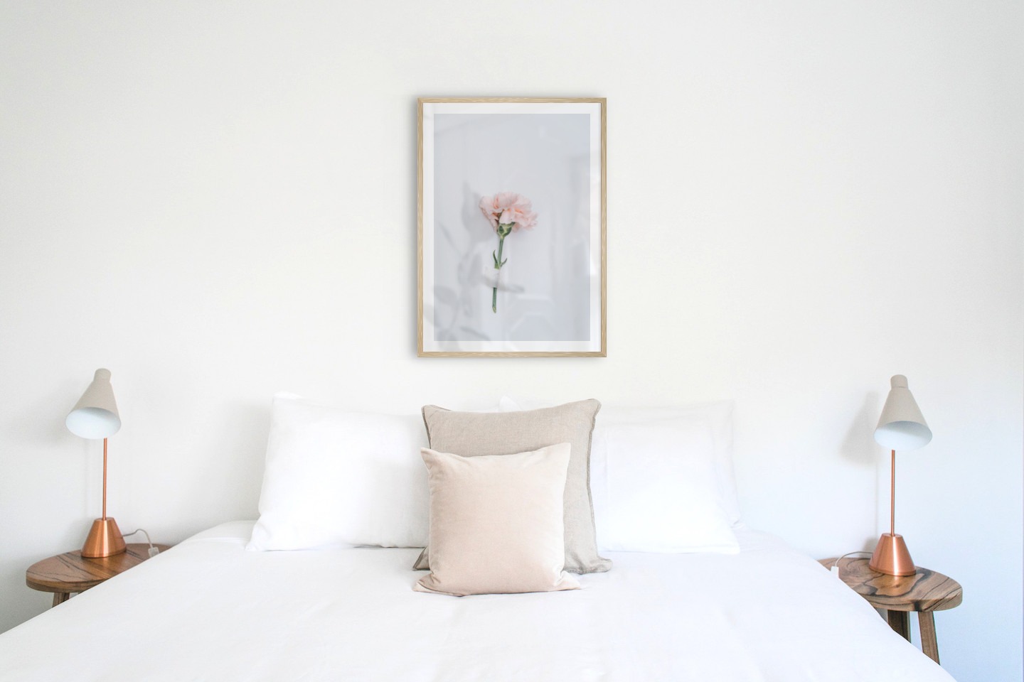 Gallery wall with picture frame in wood in size 50x70 with print "Pink flower"
