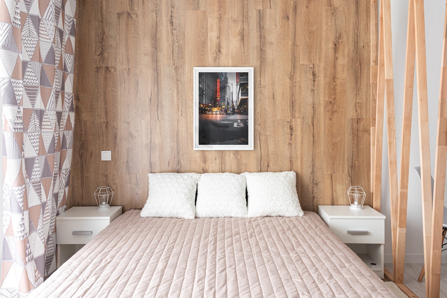 Gallery wall with picture frame in white in size 50x70 with print "Busy city center"