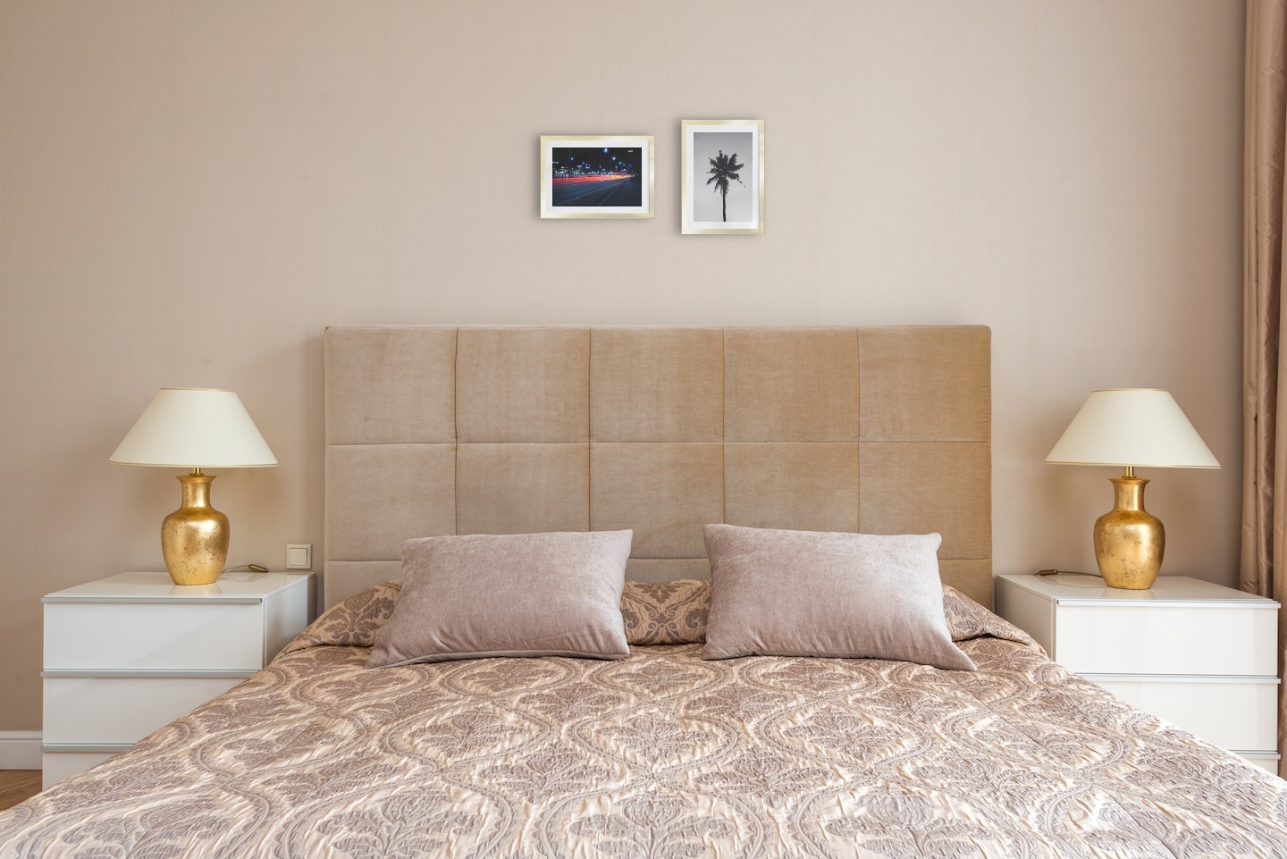 Gallery wall with picture frames in gold in sizes 21x30 with prints "Light on the way" and "Palm"