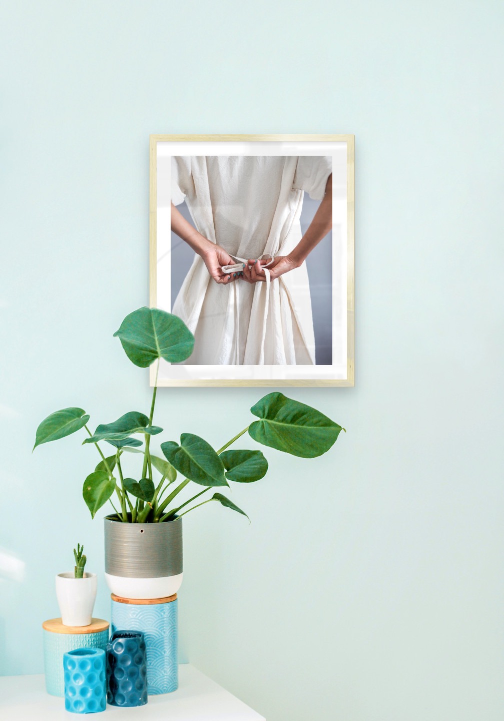 Gallery wall with picture frame in gold in size 40x50 with print "Dress with waistband"