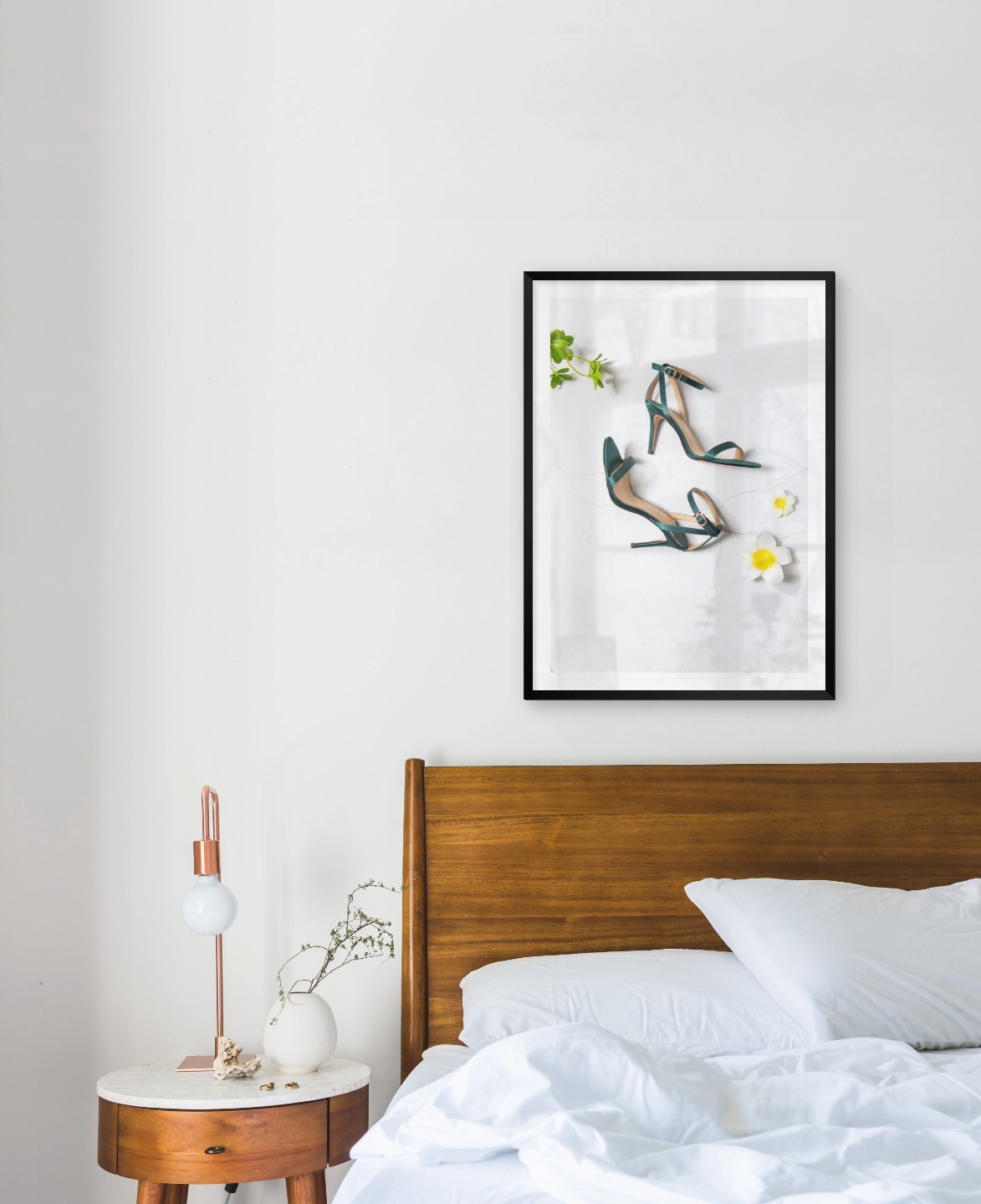 Gallery wall with picture frame in black in size 50x70 with print "Heels"
