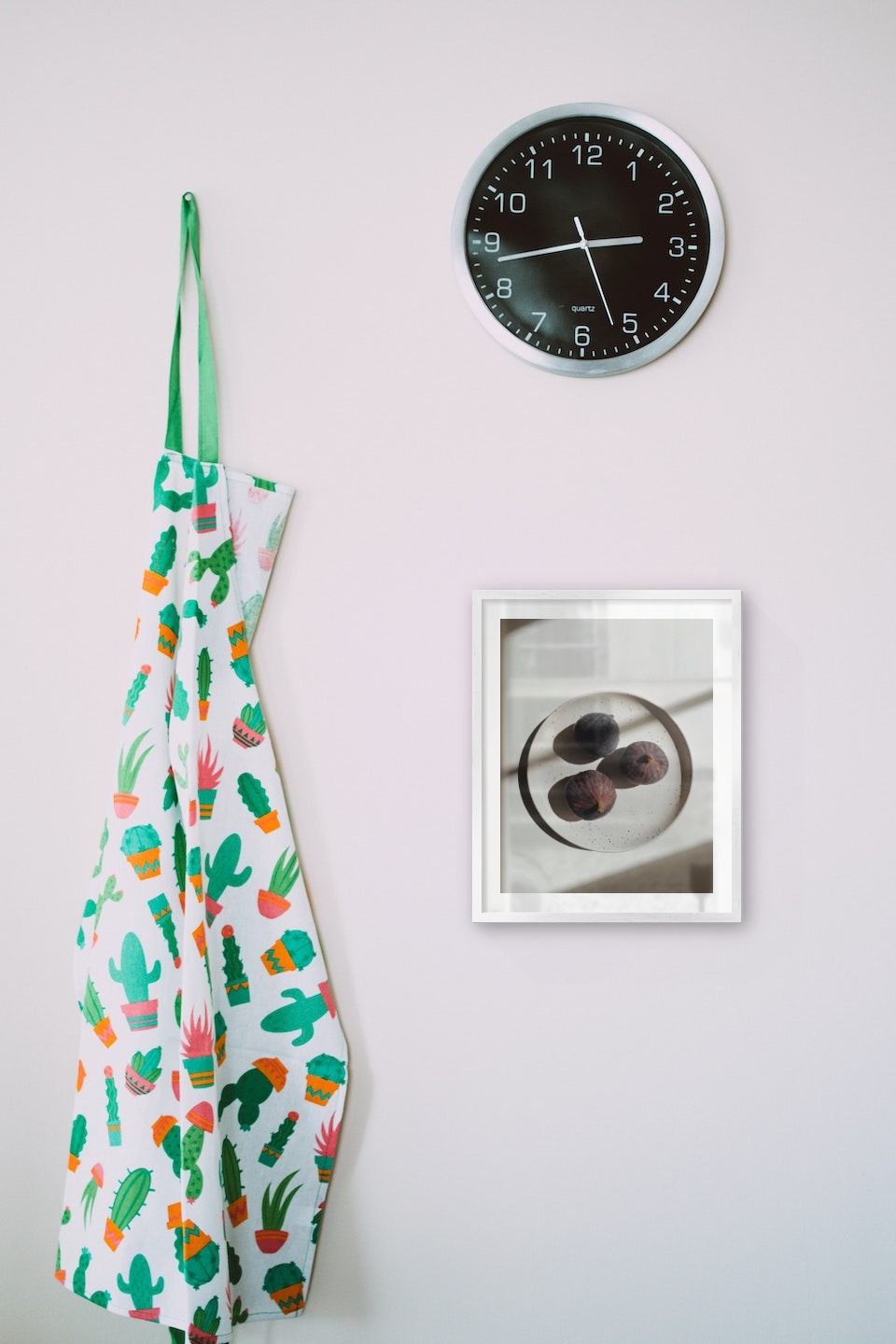 Gallery wall with picture frame in silver in size 40x50 with print "Fruit on plate"