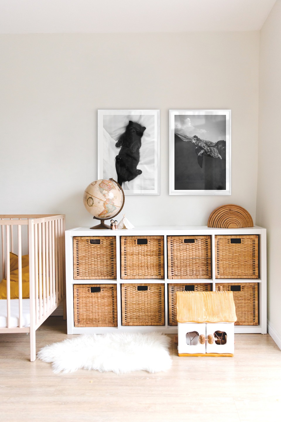 Gallery wall with picture frames in silver in sizes 50x70 with prints "Cat in bed" and "Turtle"