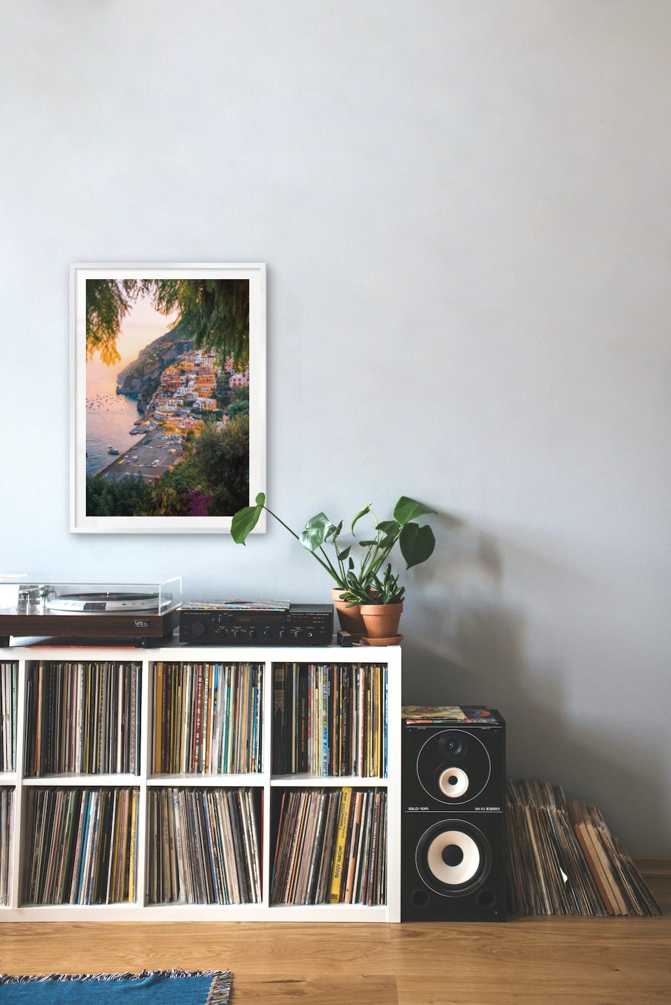 Gallery wall with picture frame in silver in size 50x70 with print "City by the sea"