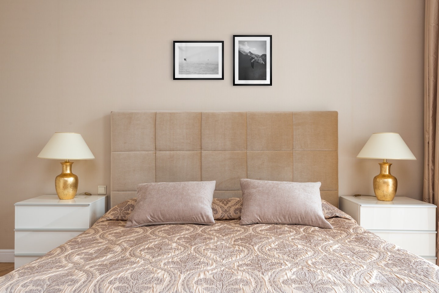 Gallery wall with picture frames in black in sizes 30x40 with prints "Birds over the sea" and "Turtle"