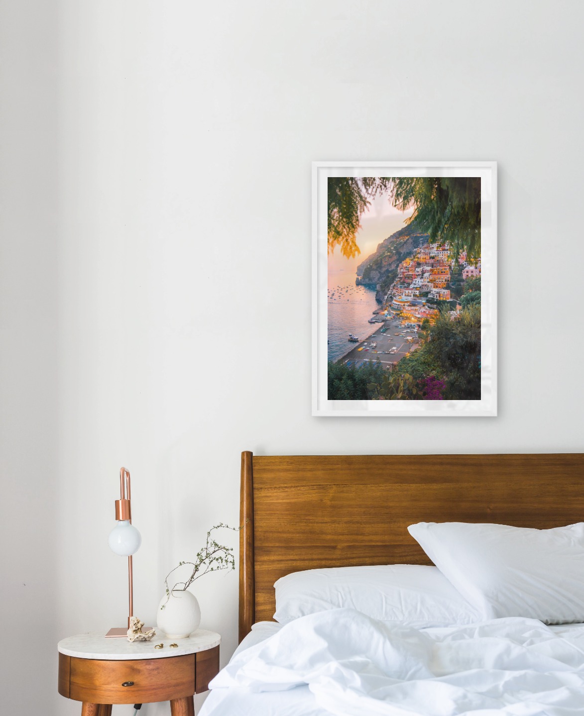 Gallery wall with picture frame in white in size 50x70 with print "City by the sea"
