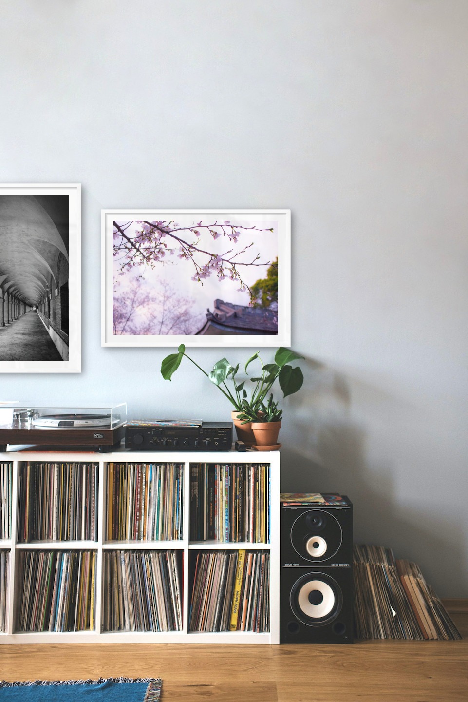 Gallery wall with picture frames in white in sizes 50x70 with prints "Hallway with pillars and arches" and "Flowers in Tokyo"