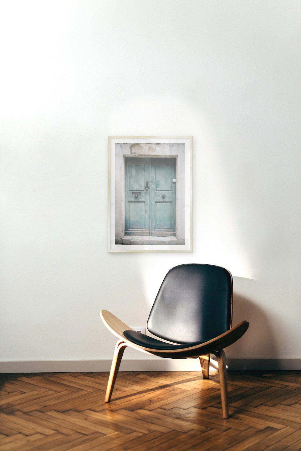 Gallery wall with picture frame in gold in size 50x70 with print "Door"
