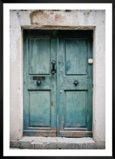 Gallery wall with picture frame in black in size 50x70 with print "Door"