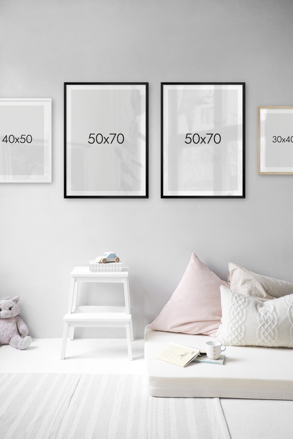 Gallery wall with picture frames in white, black and wood in sizes 40x50, 50x70 and 30x40