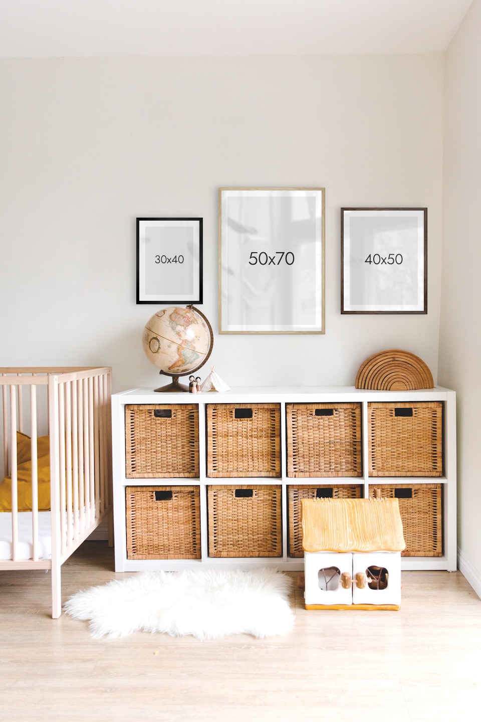 Gallery wall with picture frames in black, wood and dark wood in sizes 30x40, 50x70 and 40x50